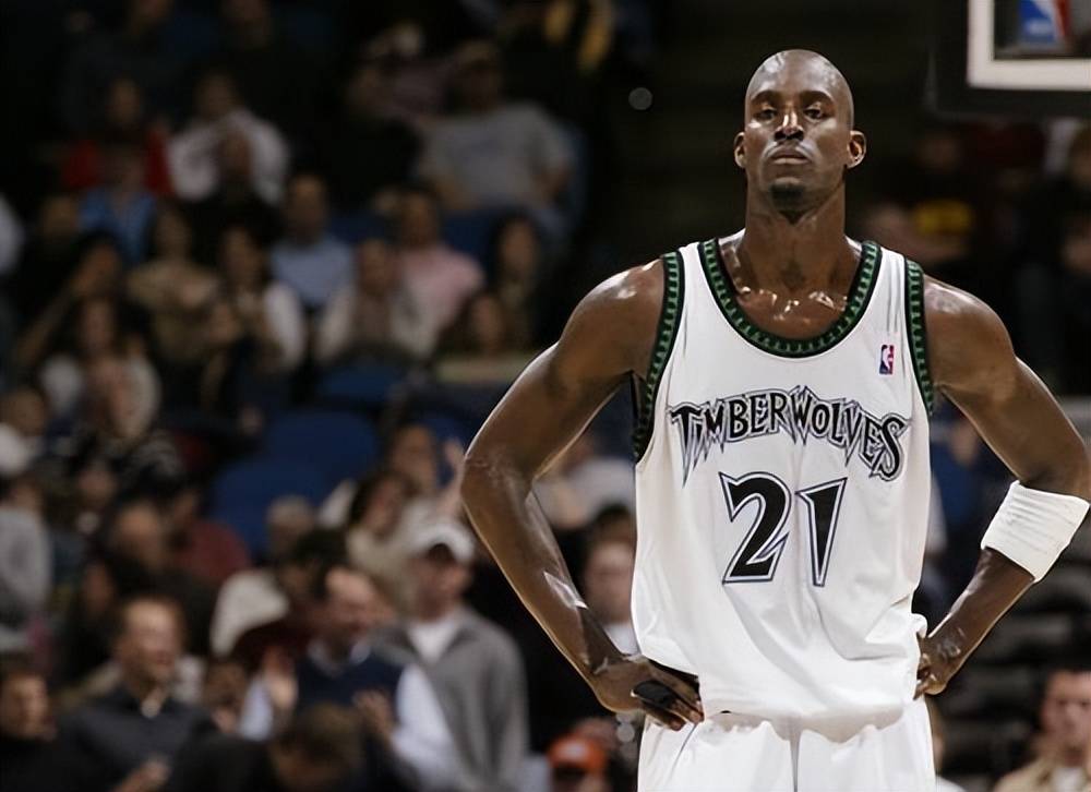 西媒：埃里克-加西亚因上半场面部受撞击后头晕在半场被换（西媒：埃里克-加西亚上半场面部受撞致头晕，中场被换下）