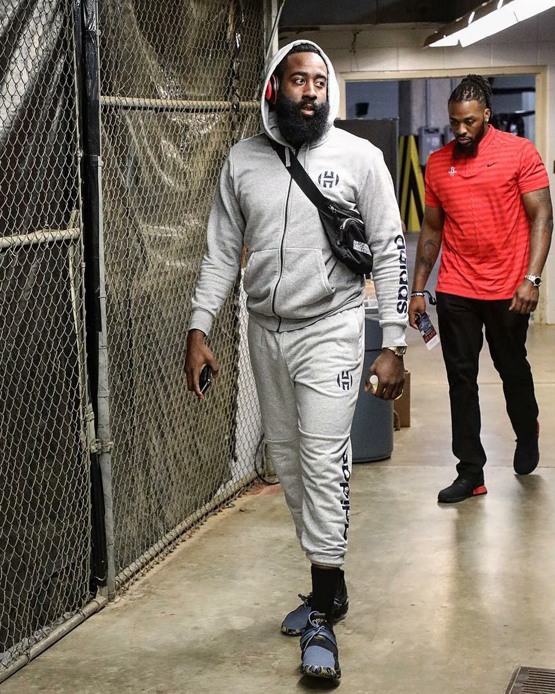 埃杜在高铁站被围满，合同今年到期，他说明年也希望在深圳（埃杜高铁站遭粉丝围堵，合同今年到期：称明年仍盼留在深圳）