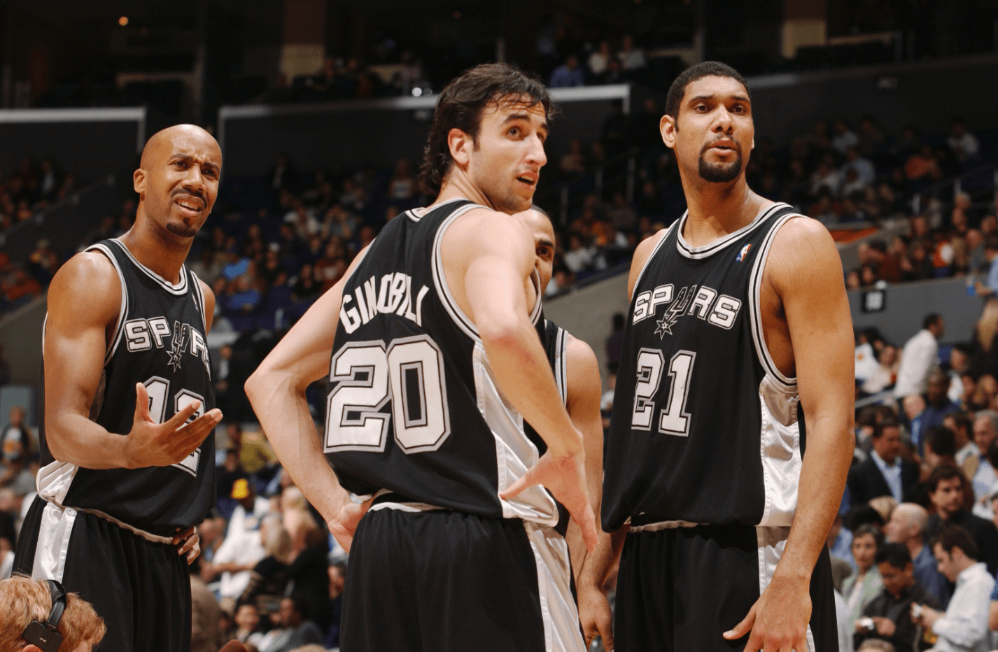 球队首分！艾顿篮下接球转身抛投命中（球队开张！艾顿篮下接球转身抛投得手）