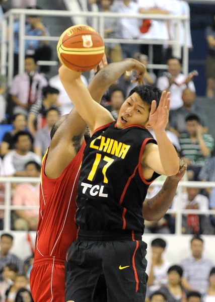 兰德尔娇妻主场助阵，两娃环绕，身材依旧吸睛（兰德尔爱妻主场现身助阵，携两娃同框，气质依旧亮眼）