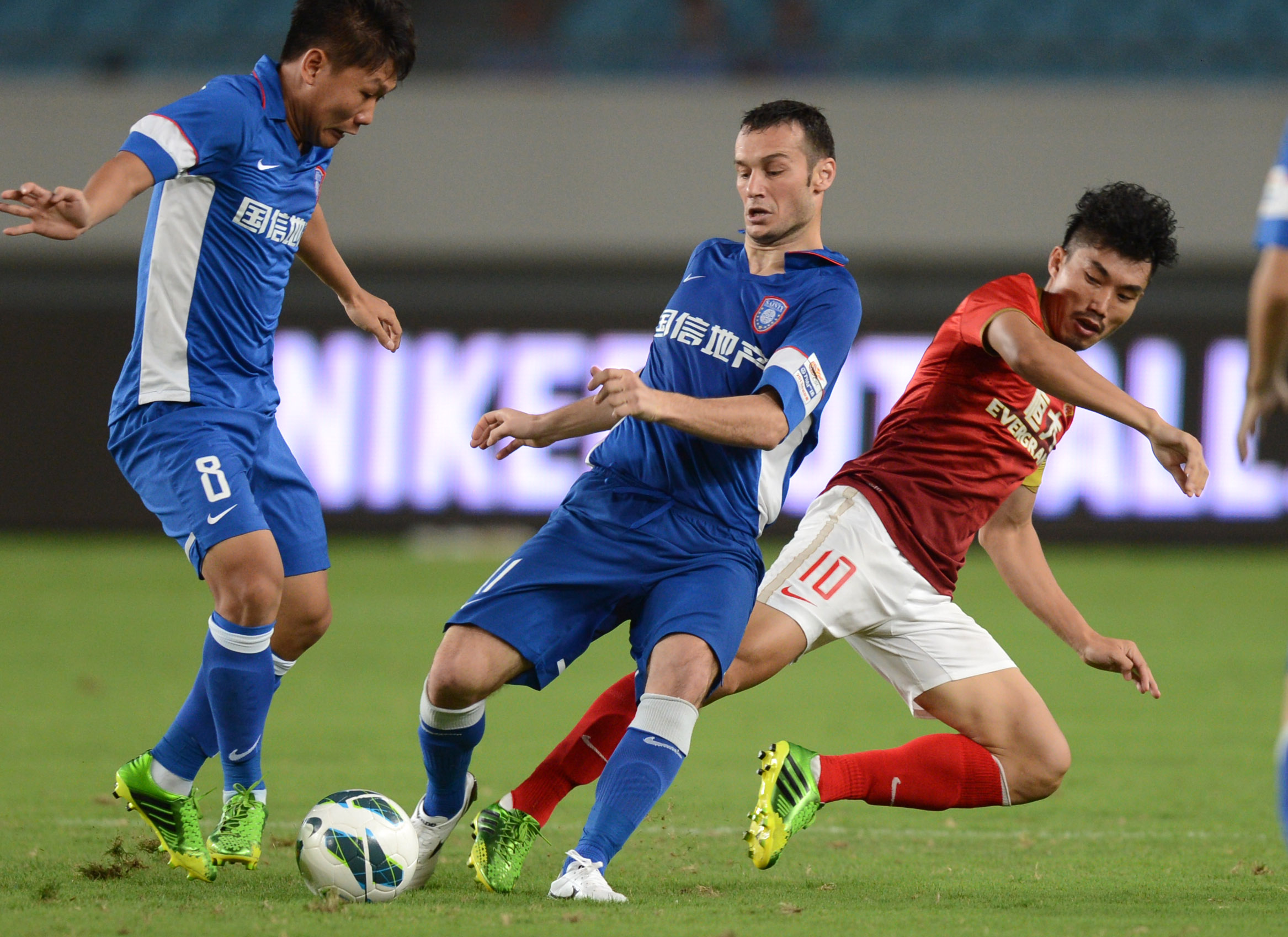 湖人生涯最强一战！斯玛特狂轰8记三分砍26分创赛季新高（湖人巅峰战！斯玛特飙进8记三分砍26分刷新赛季新高）