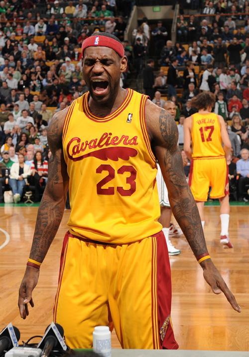 一气呵成！奥科吉后场推进一条龙压哨上篮得分（行云流水！奥科吉后场一条龙推进压哨上篮得手）