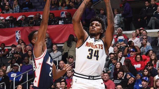 狄龙11中8，三分球5中3，高效表现独得22分5板3助（狄龙高效输出：11投8中、三分5中3，砍下22分5板3助）