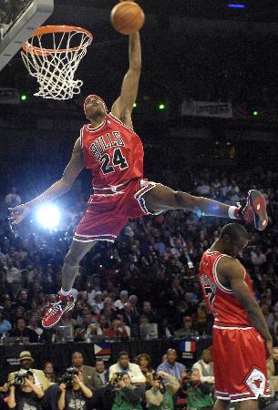 哈登率快船在常规赛中单挑魔术，连续4场得分超28分，但球队仍落后较大。（哈登率快船常规赛对阵魔术，连4场28+仍难阻球队大比分落后）