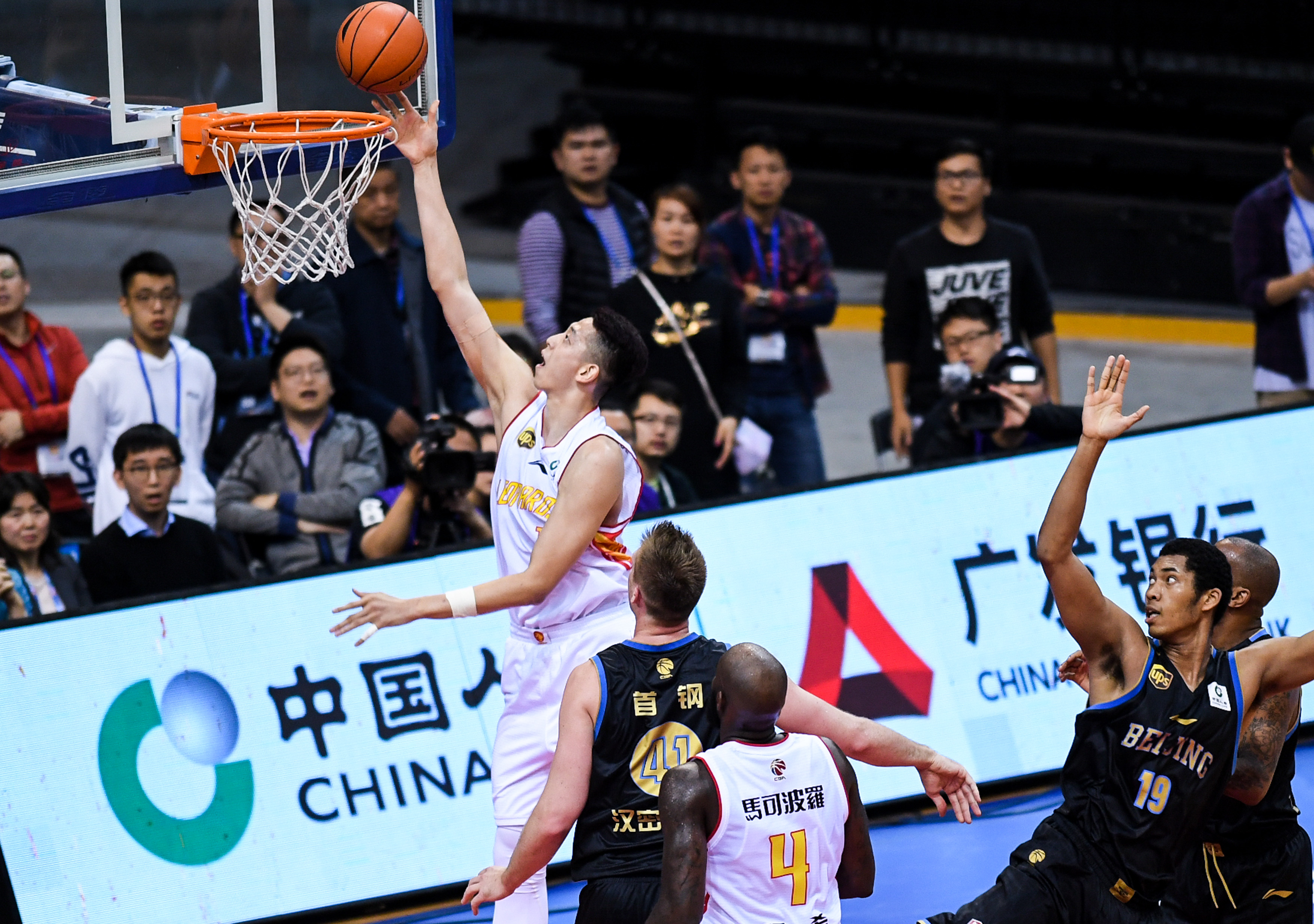 三分一箭穿心，全场沸腾（一记三分穿网，全场瞬间引爆）