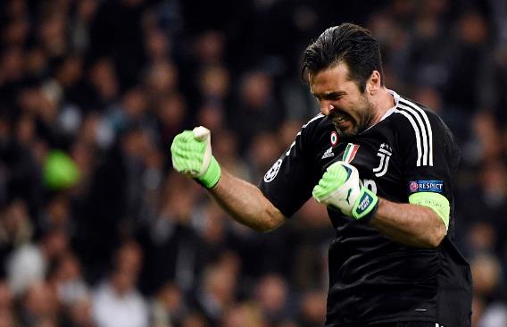 刺激的金靴争夺战！法比奥大四喜以28球力压卡扎获中超金靴（法比奥大四喜轰至28球，力压卡扎加冕中超金靴）