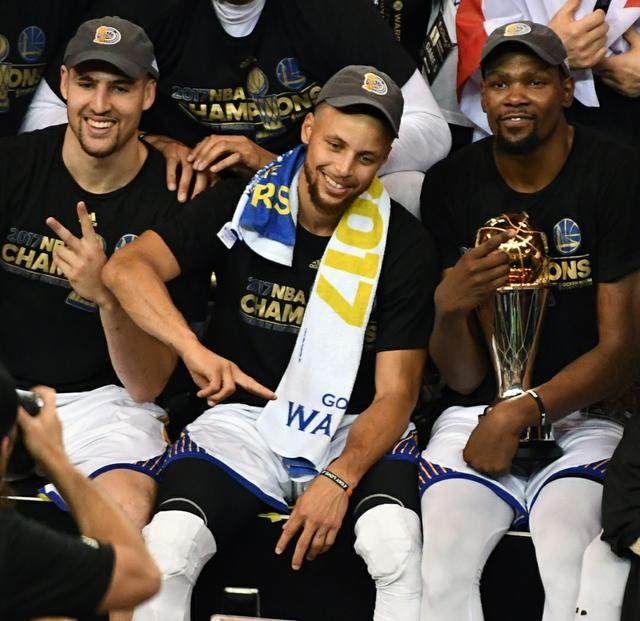 曼城主场对阵桑德兰，主场优势明显，福登状态火热，预计全取三分。（福登火热加持，曼城坐镇主场迎战桑德兰，三分志在必得）