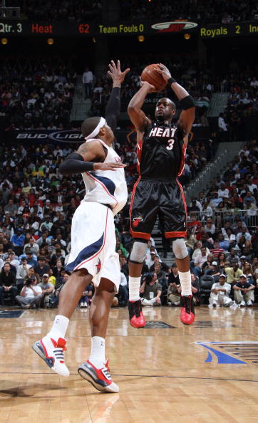 杜兰特关键中投命中，全场欢呼（杜兰特关键时刻中投命中，引爆全场欢呼）