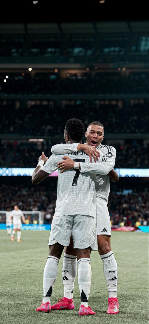 芬奇华子未进行合练，明天出战成疑，康利恢复进度不错，快复出了（芬奇：华子缺席合练明日出战成疑，康利恢复良好接近复出）